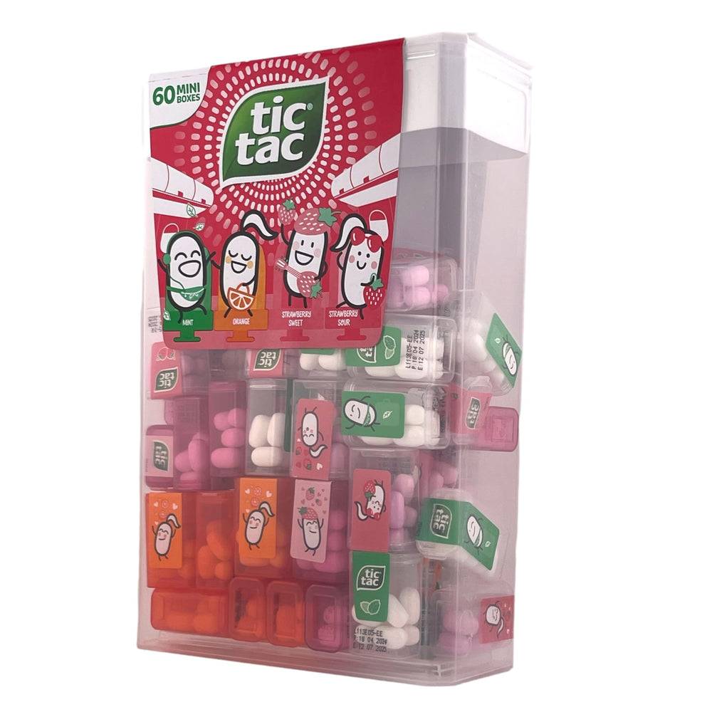 Tic Tac cajas en mano demostrando portabilidad y conveniencia