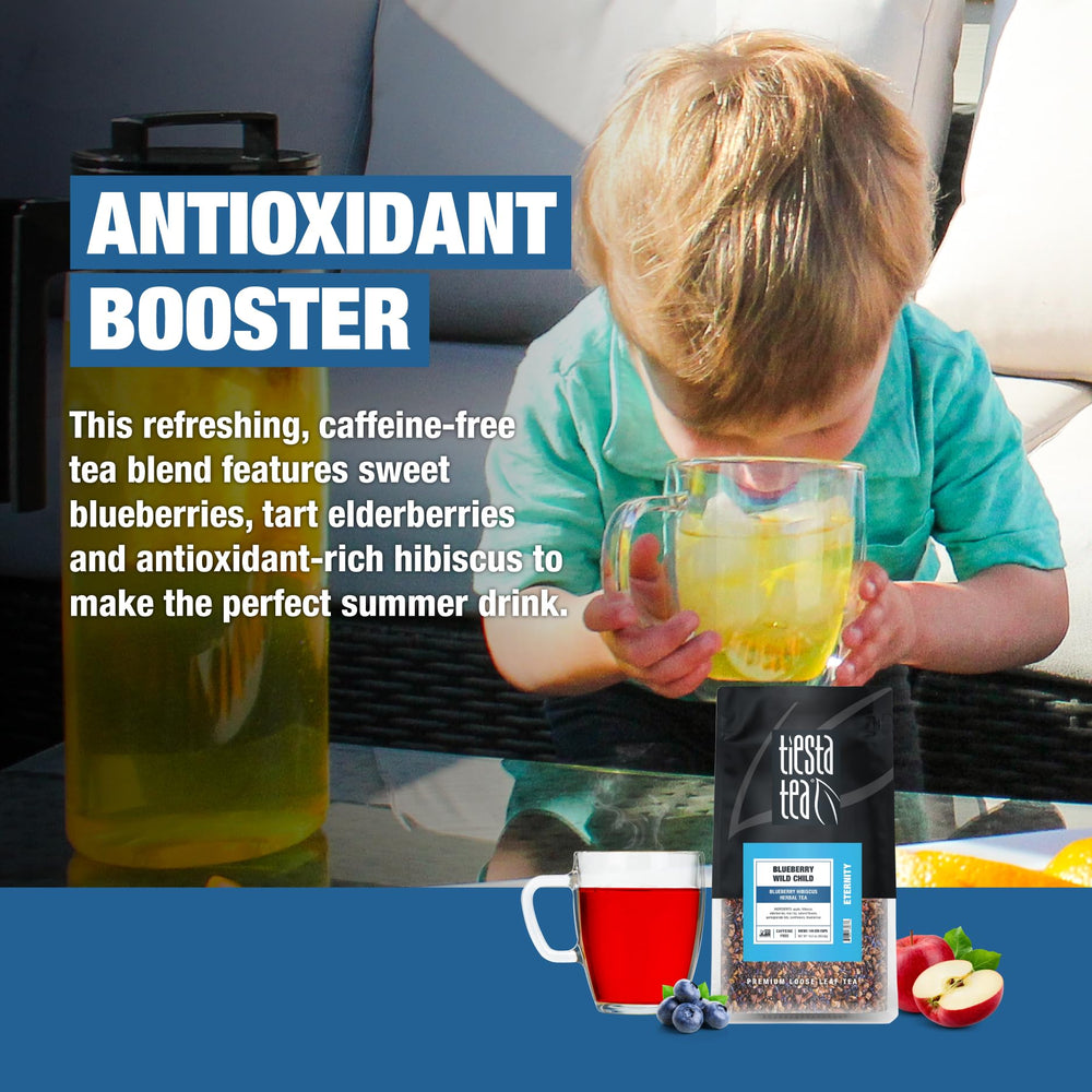 Tiesta Tea taza humeante de Blueberry Wild Child ofreciendo confort y aroma