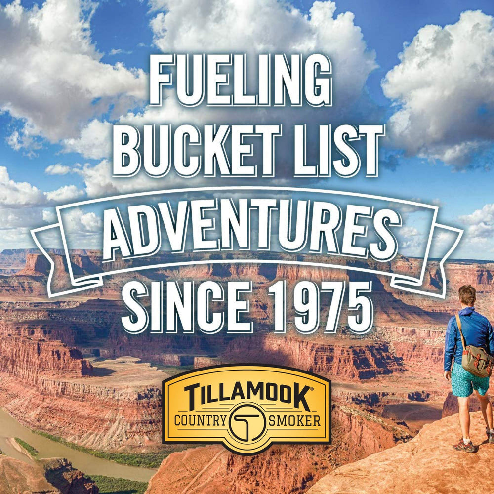 Tillamook Country Smoker paquete de 62 g en mano para comparar tamaño y portabilidad