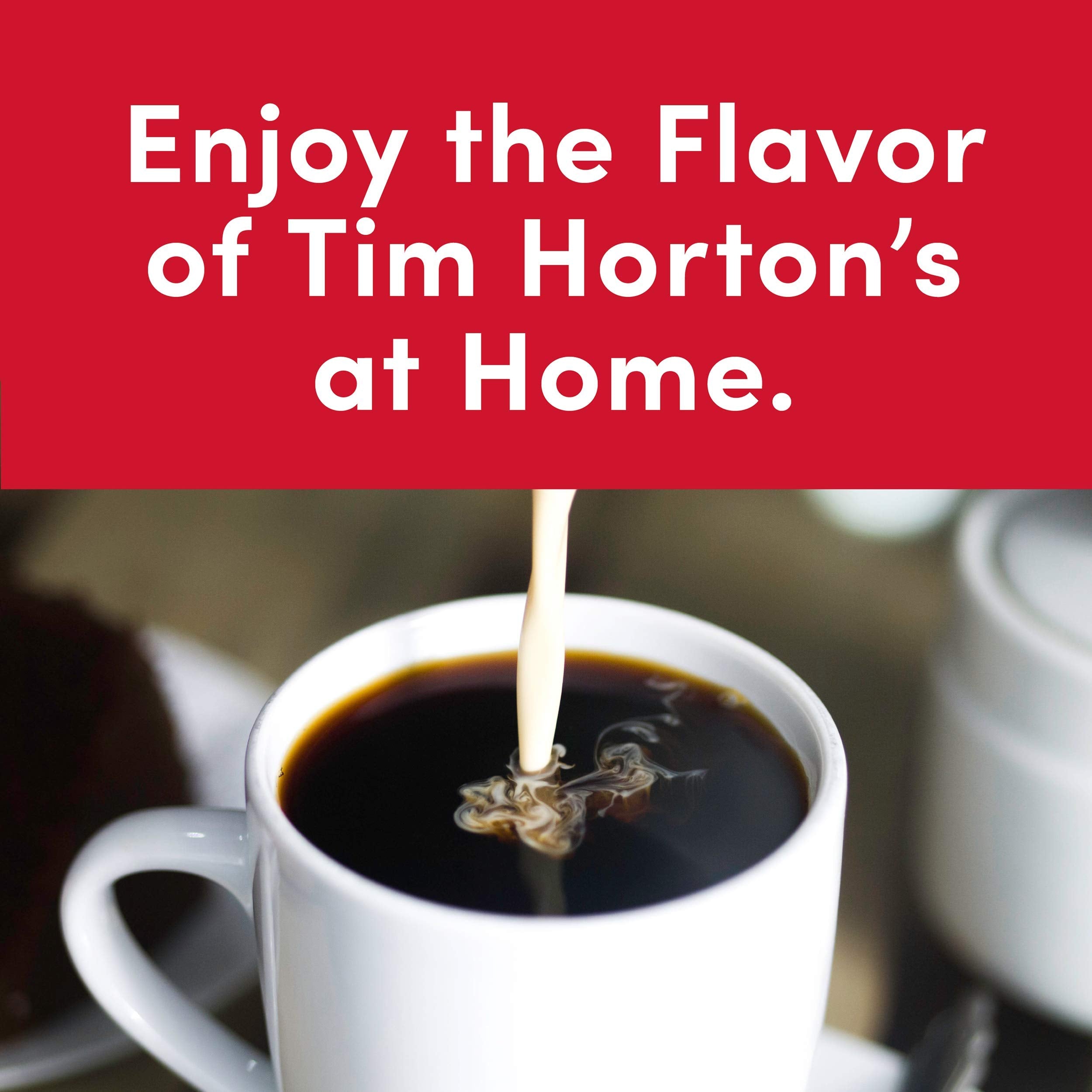 Escena de cocina/ oficina con paquete Tim Hortons y taza servida, muestra uso cotidiano y convivencia