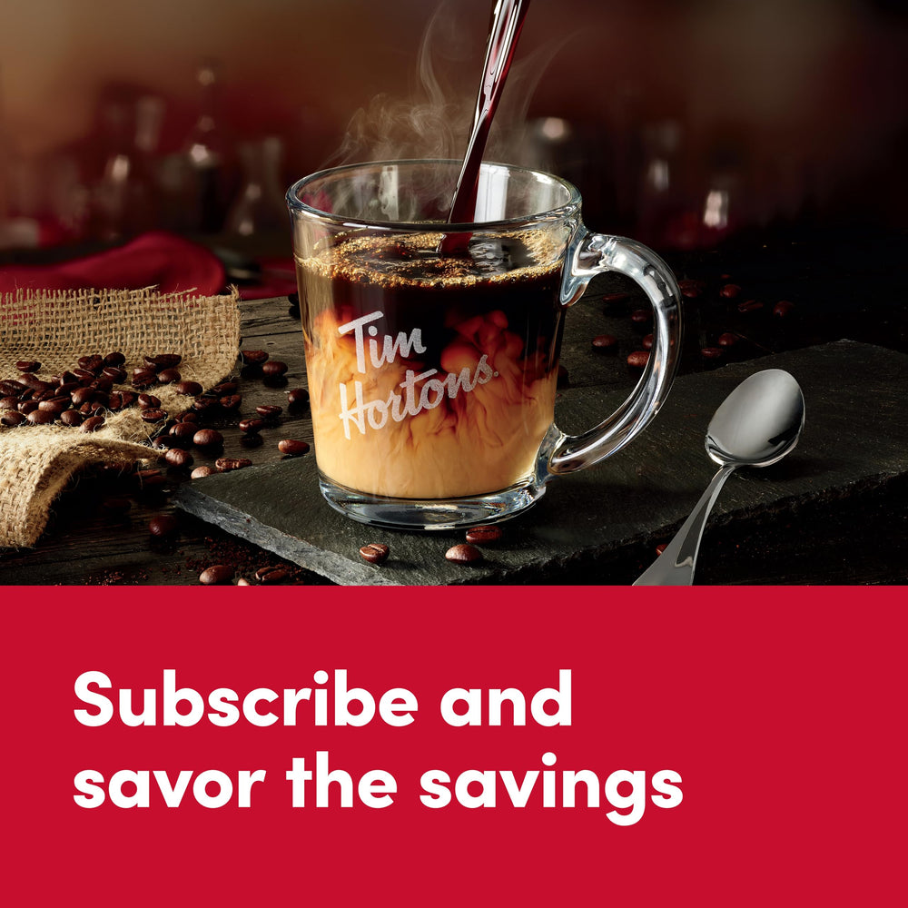 Tim Hortons paquete de 12 junto a una taza para comparar tamaño