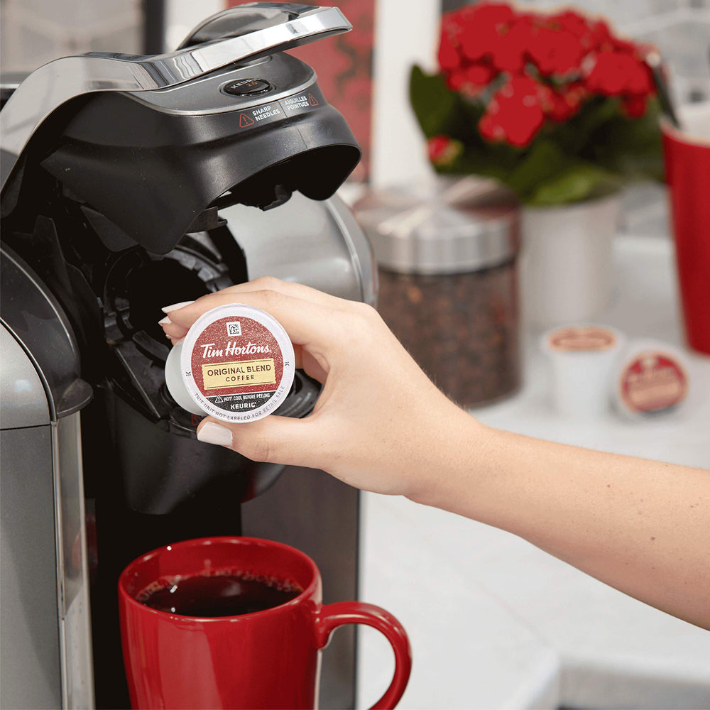 Tim Hortons taza de café llenándose para mostrar tamaño real de porción