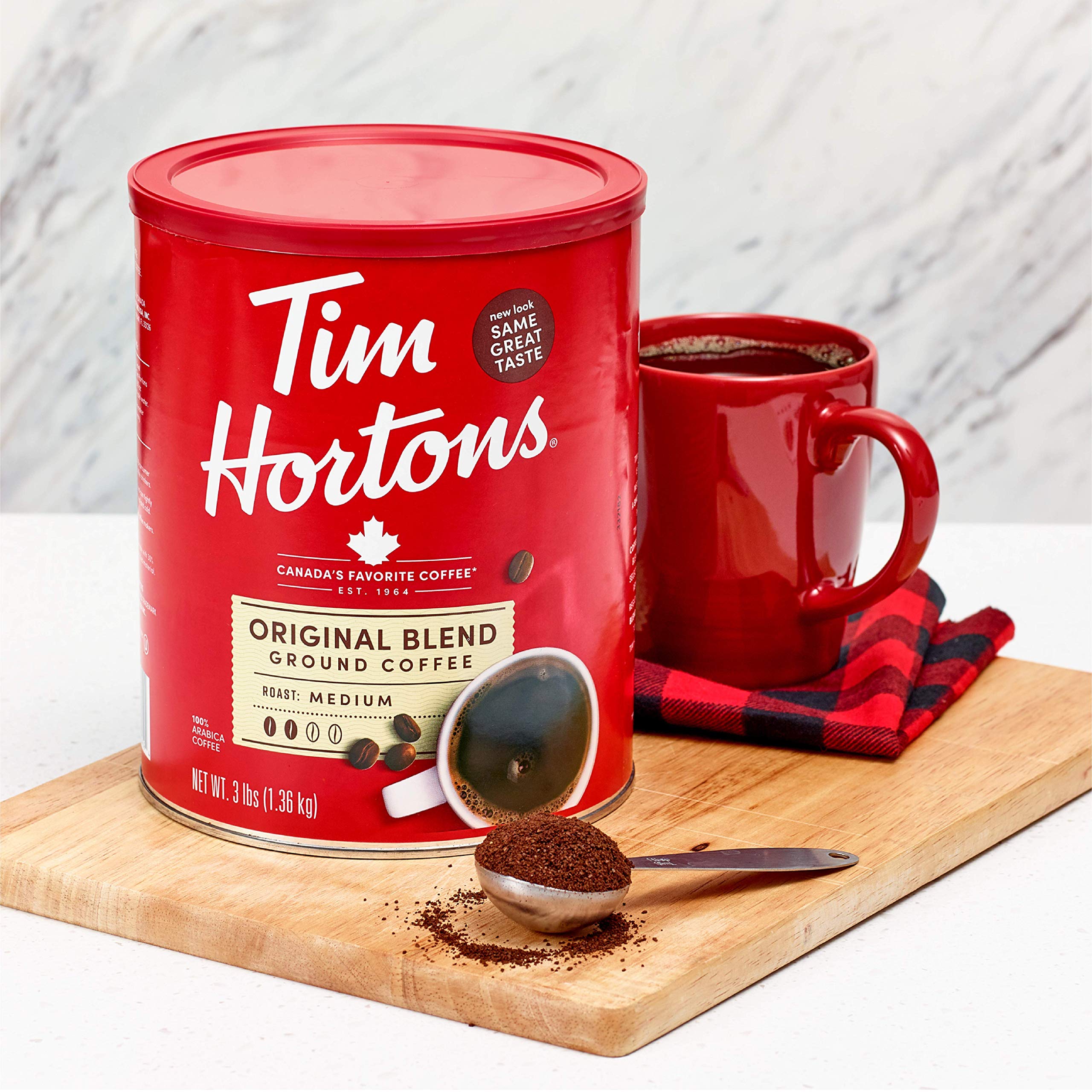 Tim Hortons taza servida en cocina, una invitación a disfrutar el café clásico