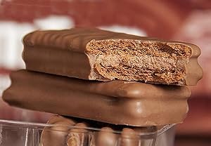 Tim Tam en mano para mostrar tamaño real y facilidad para llevar y compartir