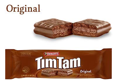 Tim Tam galletas apiladas en primer plano mostrando la cobertura de chocolate y crujiente