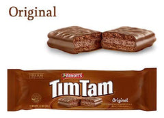 Tim Tam galletas apiladas en primer plano mostrando la cobertura de chocolate y crujiente