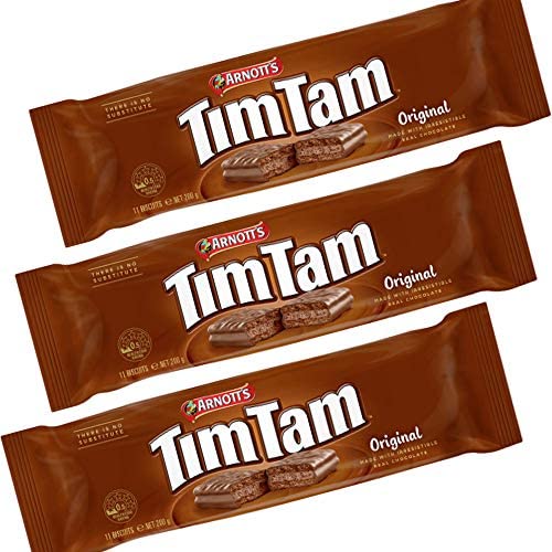 Tim Tam corte lateral que revela el relleno cremoso y las capas crujientes