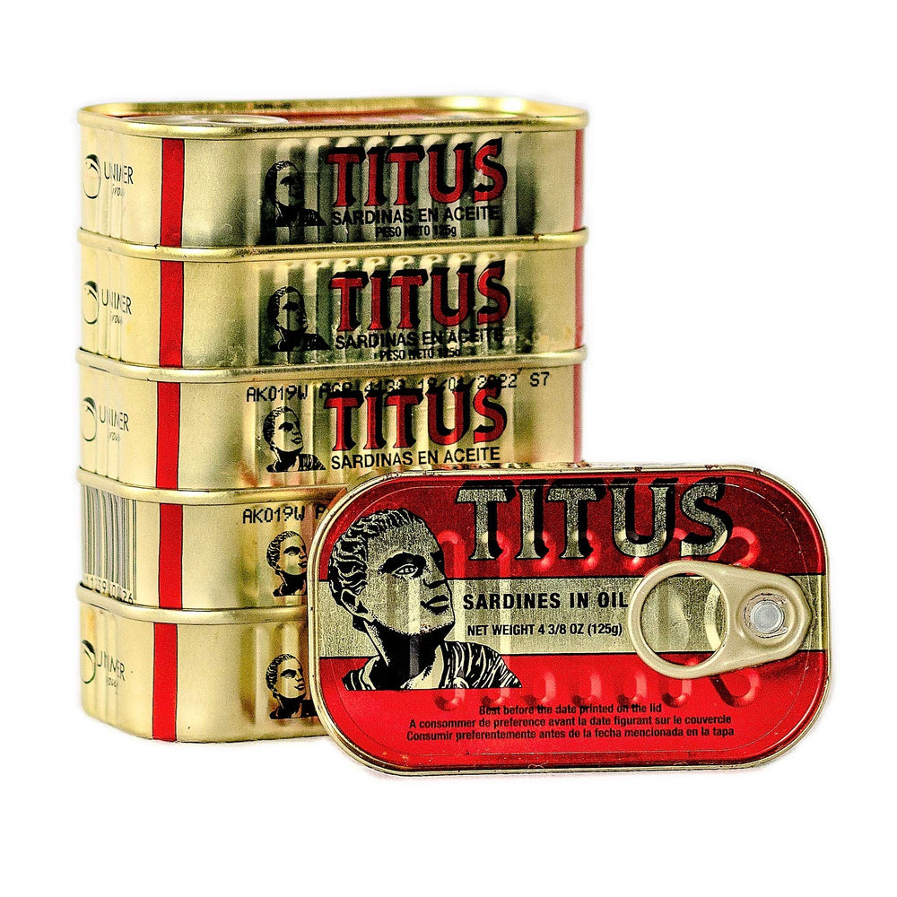 Titus sardinas servidas en tostada y ensalada mostrando uso práctico