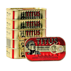 Titus sardinas servidas en tostada y ensalada mostrando uso práctico
