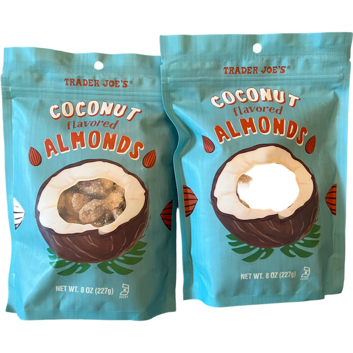 Trader Joe's paquete frontal de almendras sabor coco mostrando el diseño y cantidad