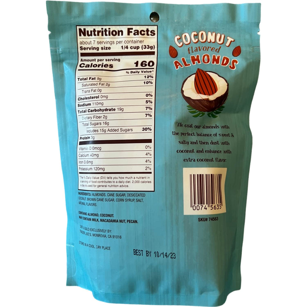 Trader Joe's primer plano de almendras con cobertura de coco resaltando su textura crujiente