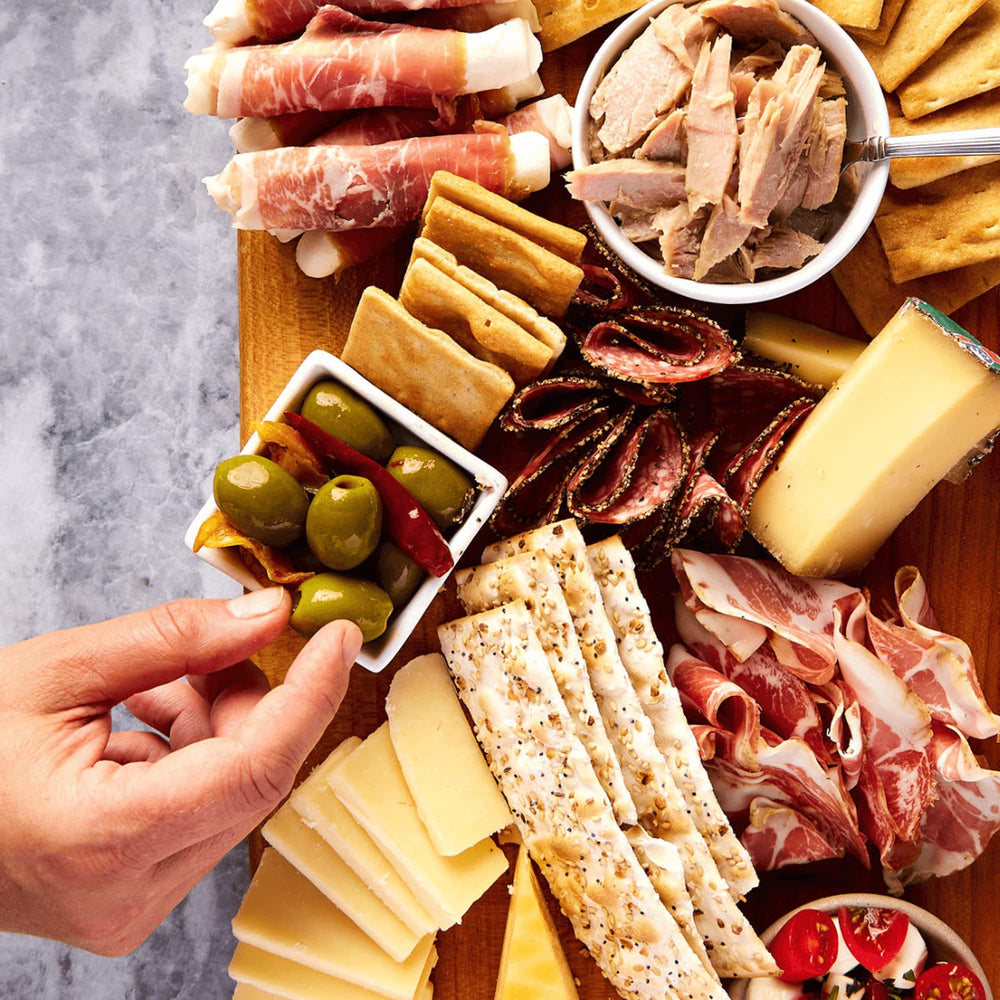Tonnino pack de 6 frascos sobre mesa, presentación para compras a granel