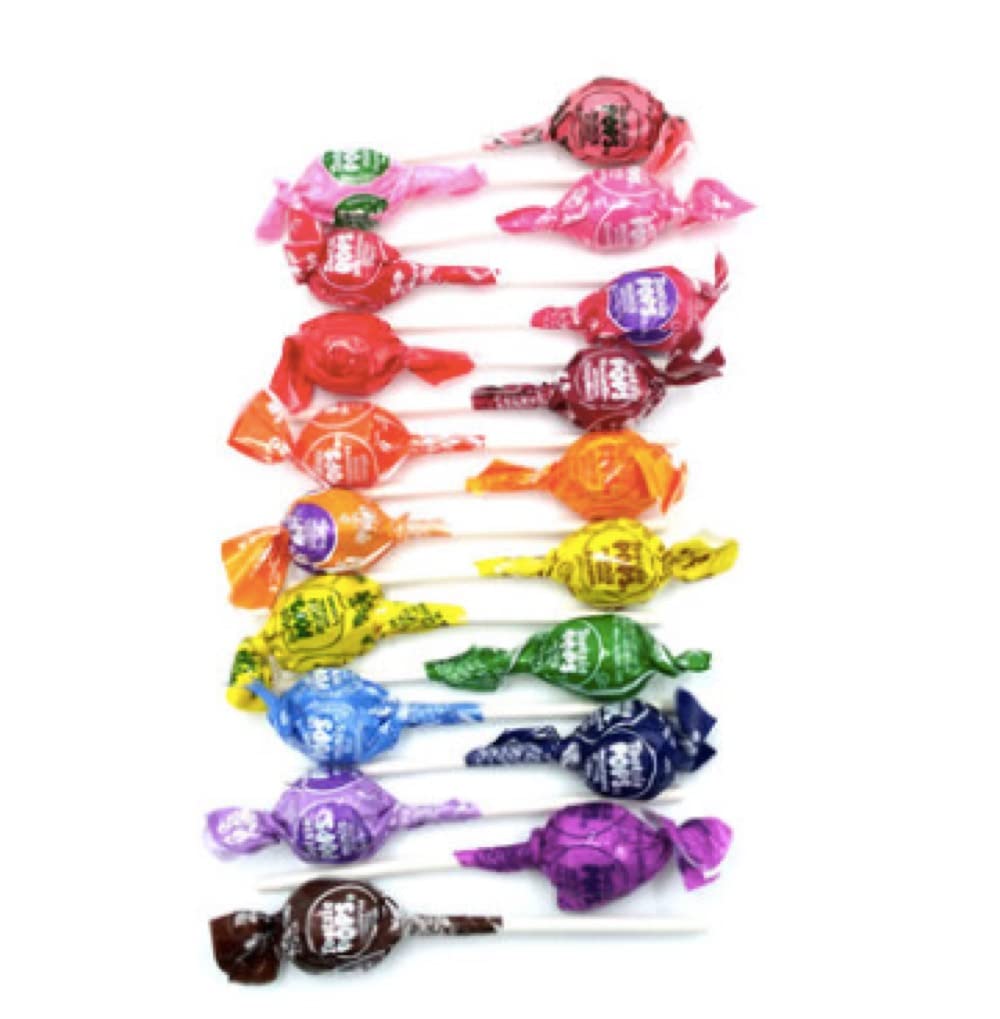 Tootsie Roll piruleta en mano ilustrando tamaño y fácil consumo