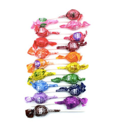 Tootsie Roll piruleta en mano ilustrando tamaño y fácil consumo