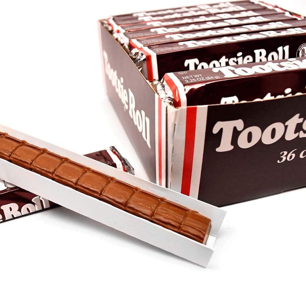 Persona sosteniendo una barra Tootsie Roll para consumo en movimiento, Tootsie Roll portátil
