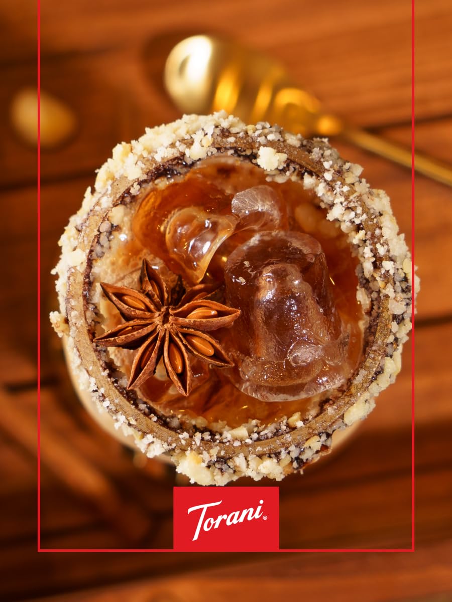 Torani jarabe en latte realzando crema y aroma en taza