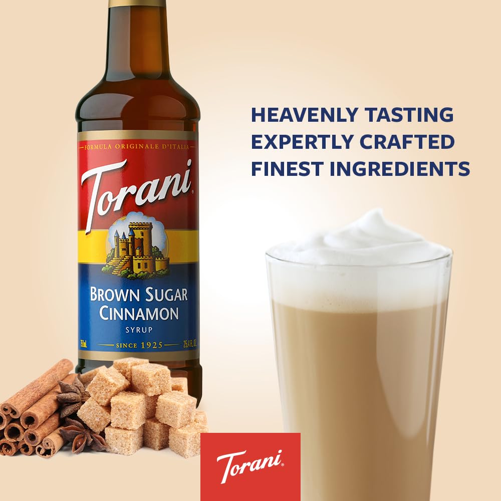 Torani jarabe vertiéndose en latte para realzar sabor y aroma