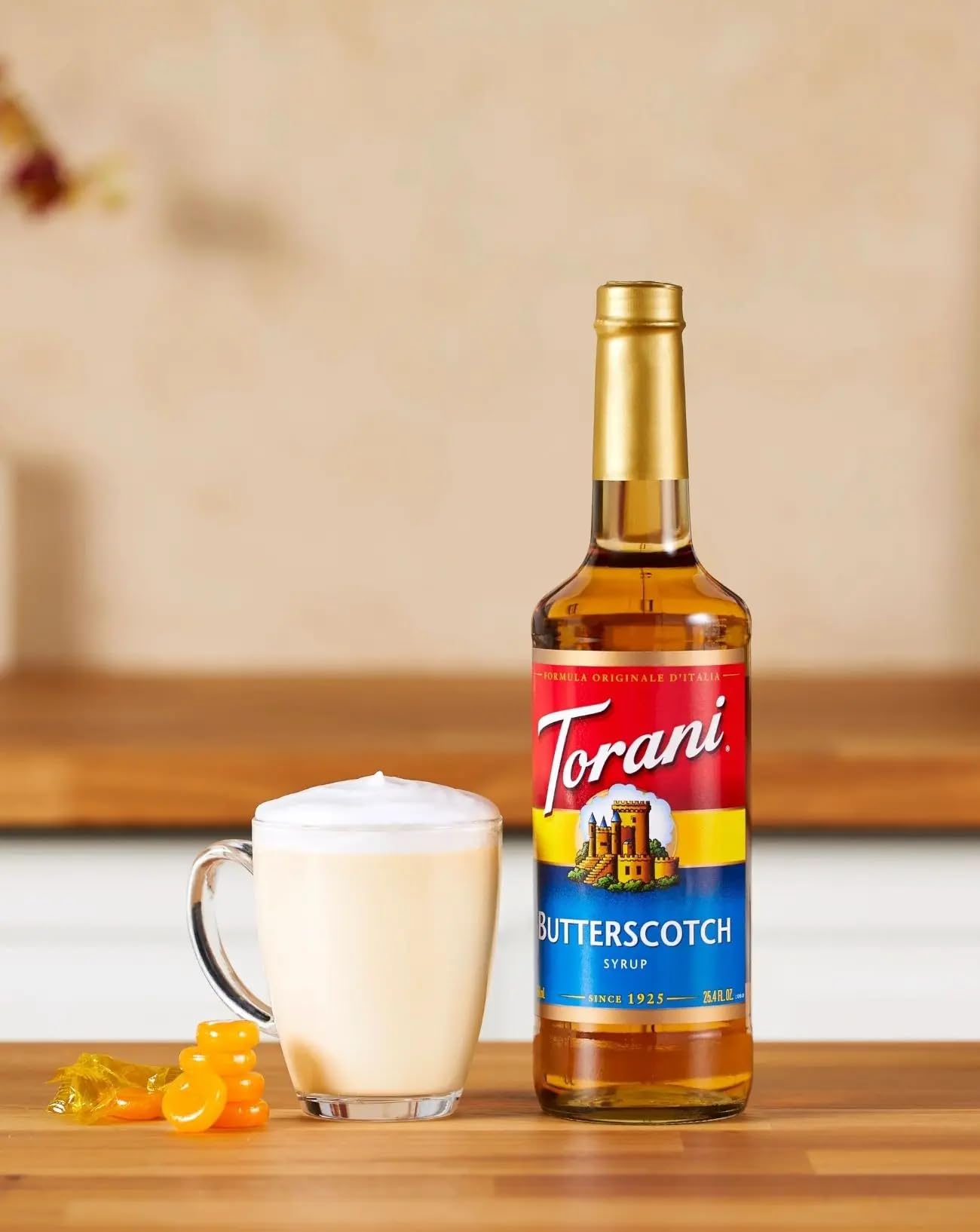 Torani botella junto a vasos para comparar tamaño y rendimiento práctico