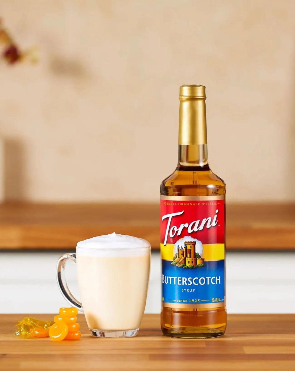 Torani botella junto a vasos para comparar tamaño y rendimiento práctico