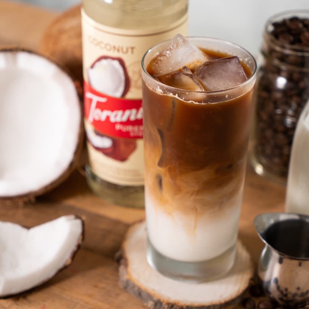 Torani jarabe de coconut vertido en café para sabor tropical y aroma añadido