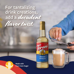Torani jarabe vertido en un vaso de latte, mejora sabor y apariencia