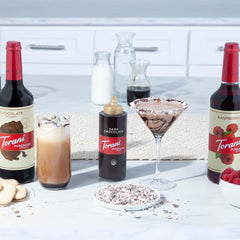 Torani Puremade vertida en un mocha, añade sabor intenso y cuerpo cremoso