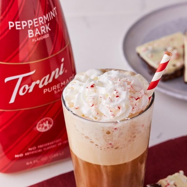 Torani salsa vertida en latte para realzar sabor y presentación
