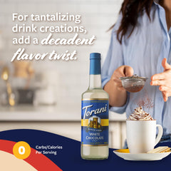 Torani jarabe vertido en latte con resultado cremoso y aromático