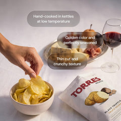 TORRES Selecta chips sobre tabla con queso para maridar en reuniones