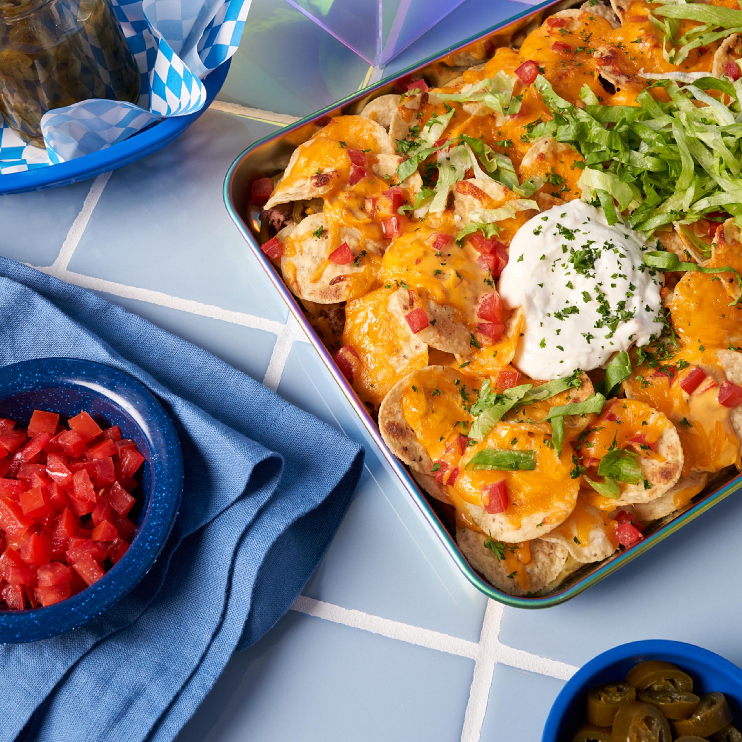 Tostitos en mesa de fiesta acompañando snacks y bebidas en reunión