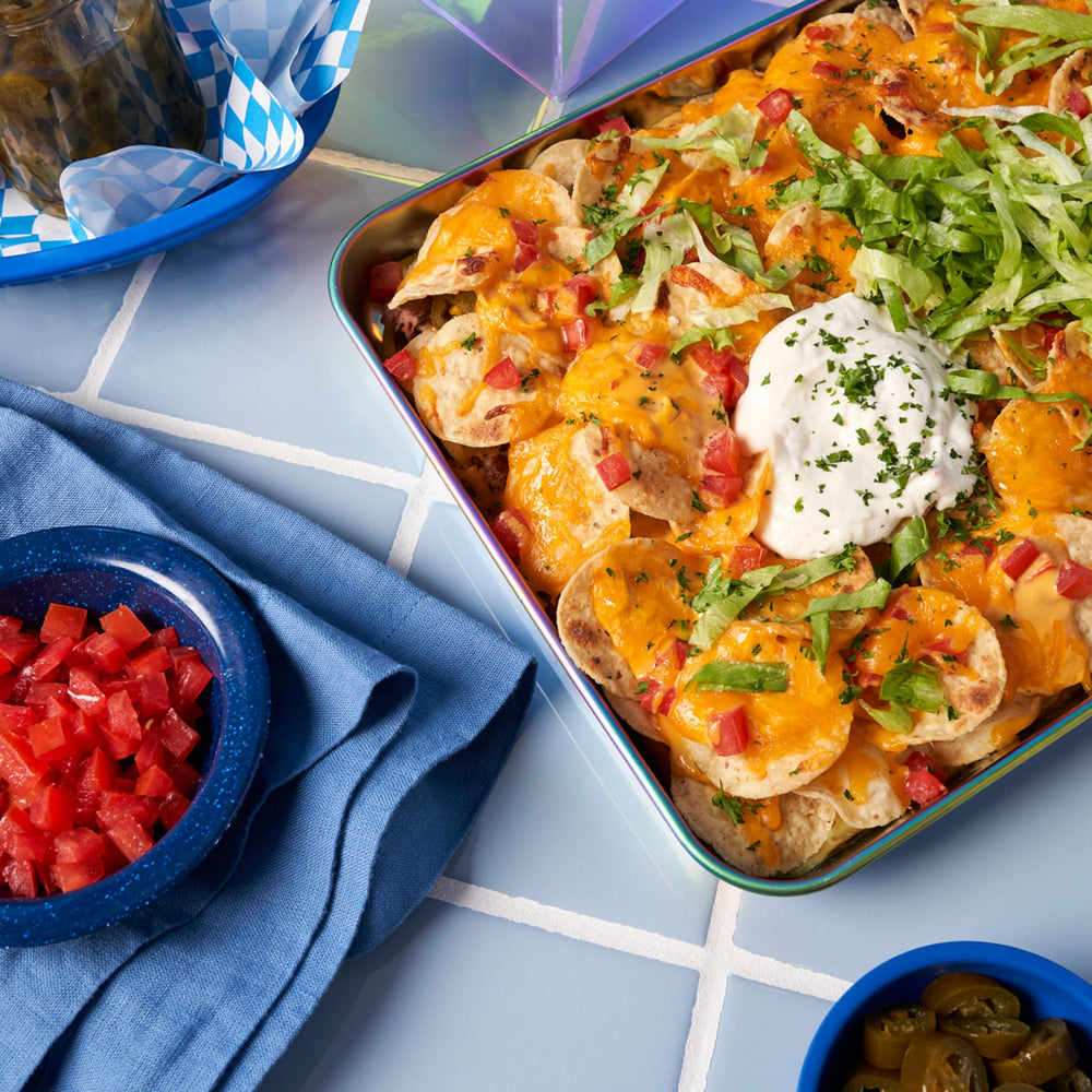Tostitos en mesa de fiesta acompañando snacks y bebidas en reunión