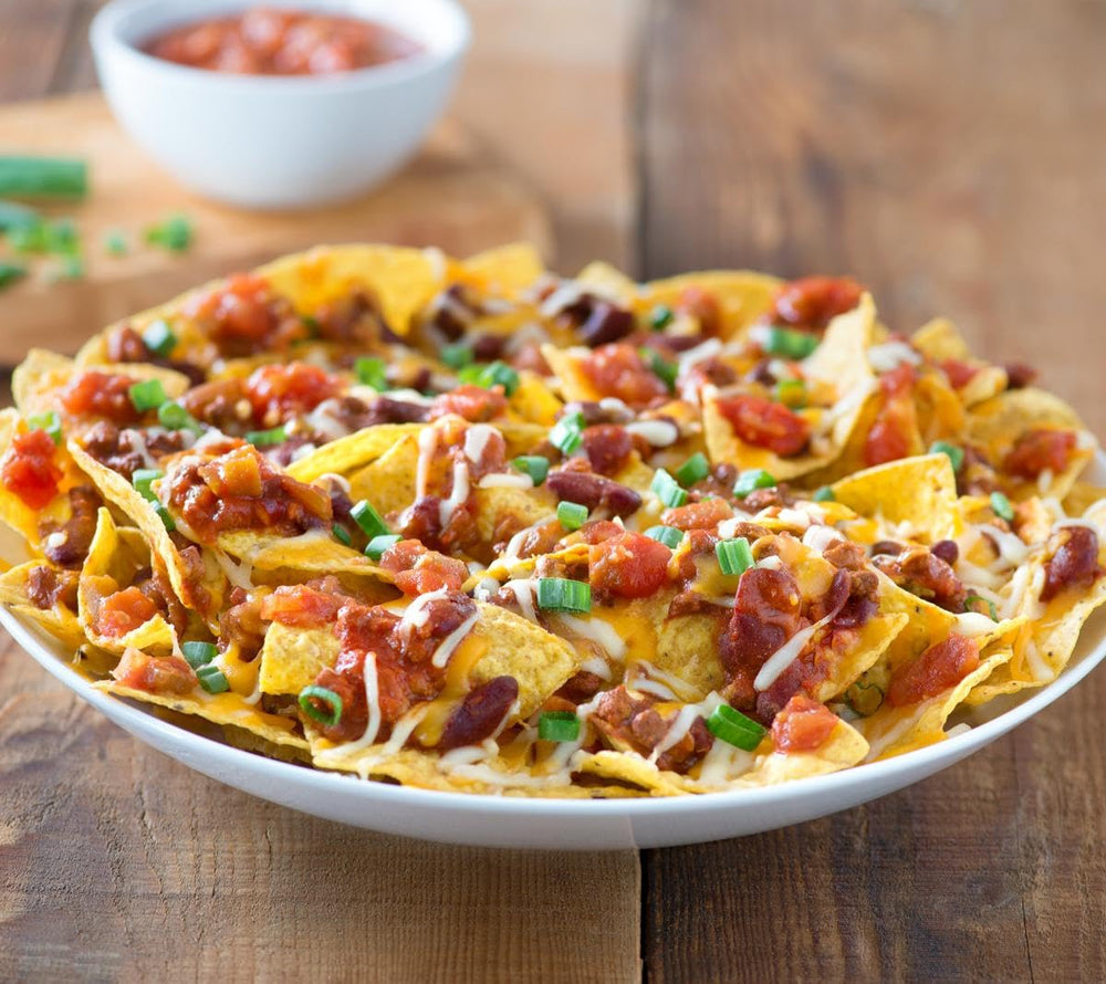 Primer plano de la etiqueta Tostitos con lista de ingredientes y beneficios prácticos
