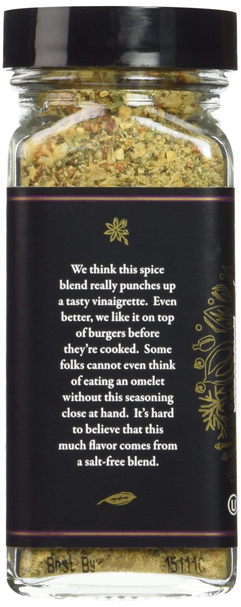 Trader Joe's frasco junto a una mano para comparar tamaño y conveniencia