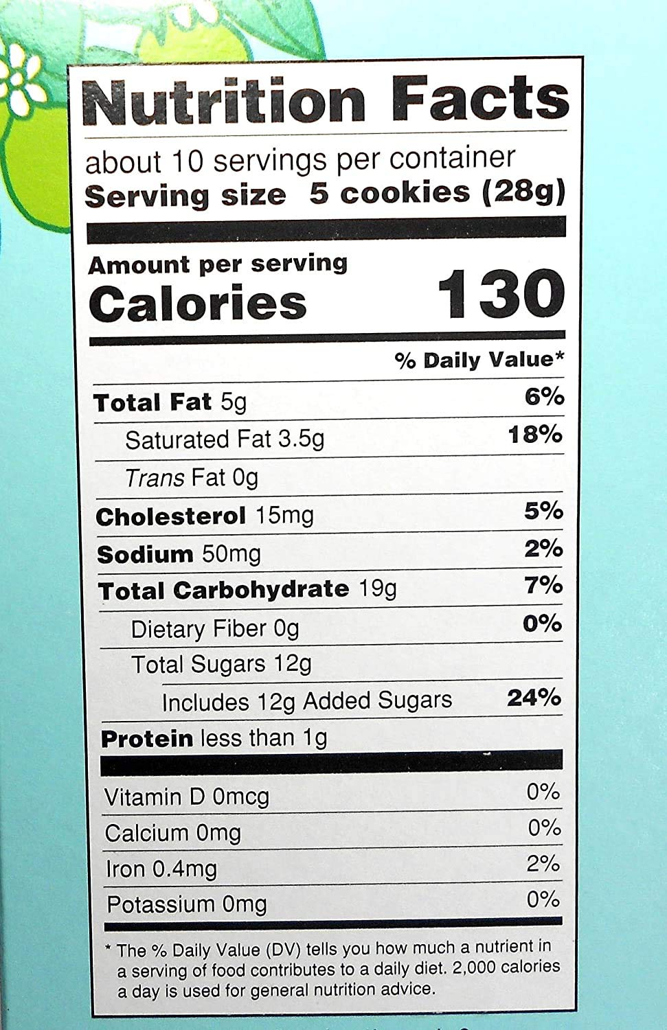 Trader Joe's galleta en mano para comparar tamaño, claridad sobre porción y presentación