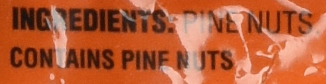 Trader Joe's piñones en mano para comparar tamaño y porción visual
