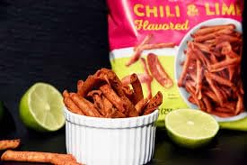 Trader Joe's bolsa abierta en mesa con dips y ambiente de fiesta, ideal para compartir