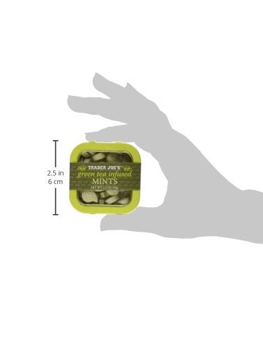 Trader Joe's mint en uso junto a un bolso, demuestra portabilidad y conveniencia