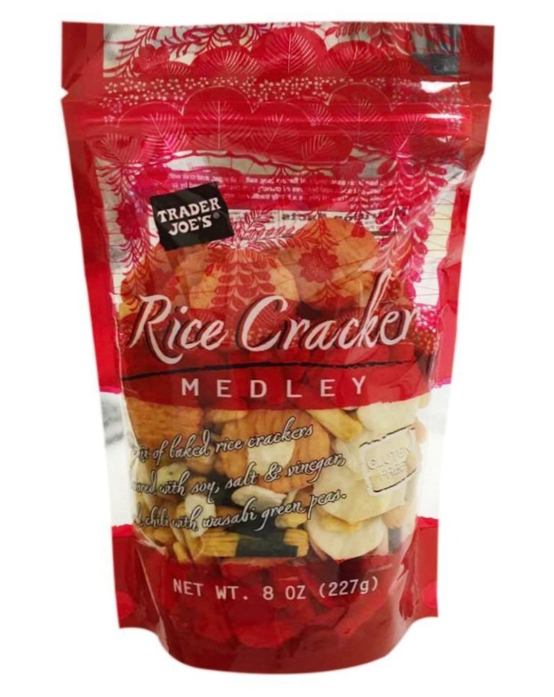 Trader Joe's frente del empaque mostrando cinco bolsas y variedad de sabores, ideal para comprar en lote