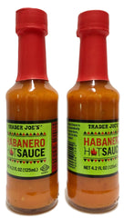 Trader Joe's botella frontal mostrando etiqueta y color vibrante, añade sabor intenso