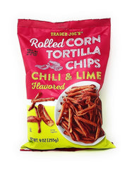 Trader Joe's paquete frontal mostrando chips chile y lima, ideal para compartir