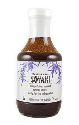 Trader Joe's Soyaki glaseando pollo en sartén mostrando color y brillo apetitoso