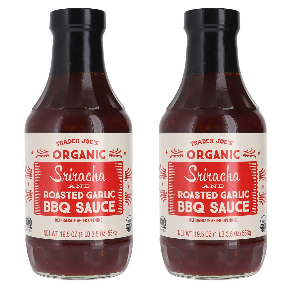 Trader Joe's sriracha vista frontal mostrando la botella y la etiqueta clara