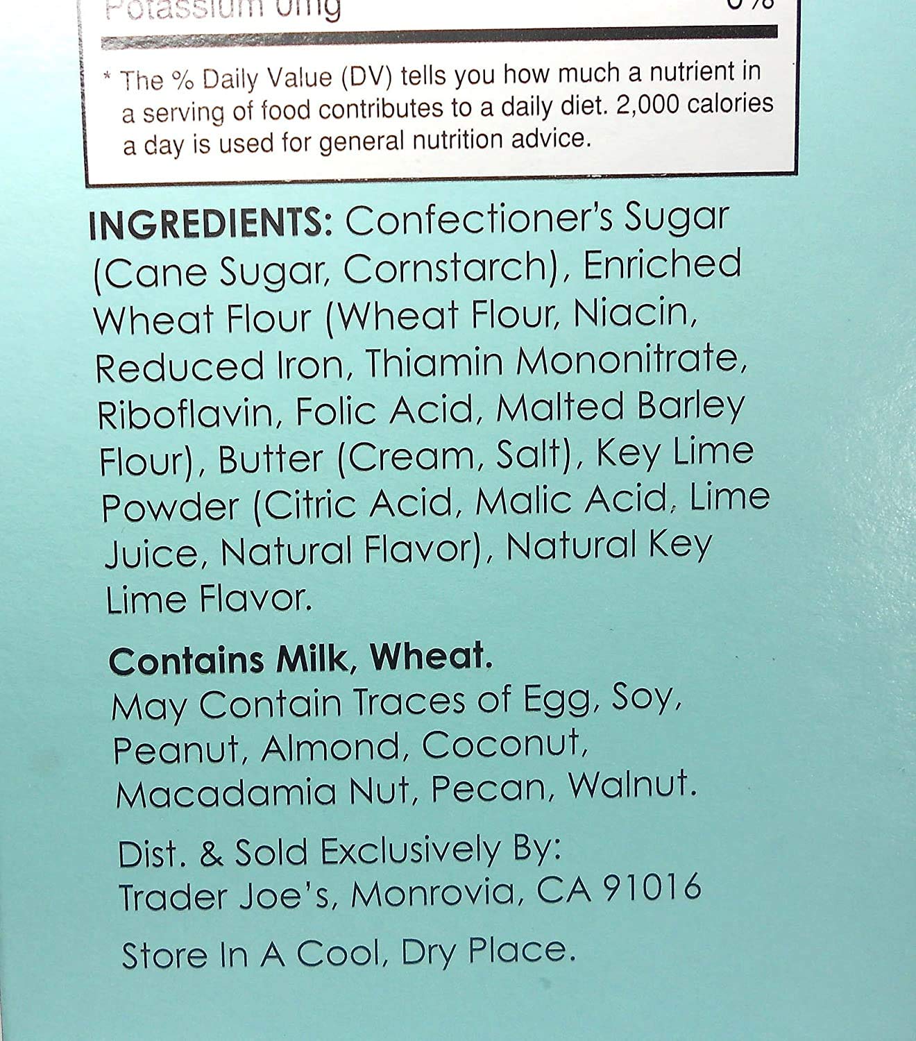 Trader Joe's galletas servidas en bandeja junto a taza de té, ideal para compartir