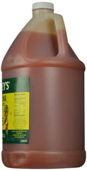 Trappey's persona vertiendo salsa desde la botella de un galón para servicio rápido