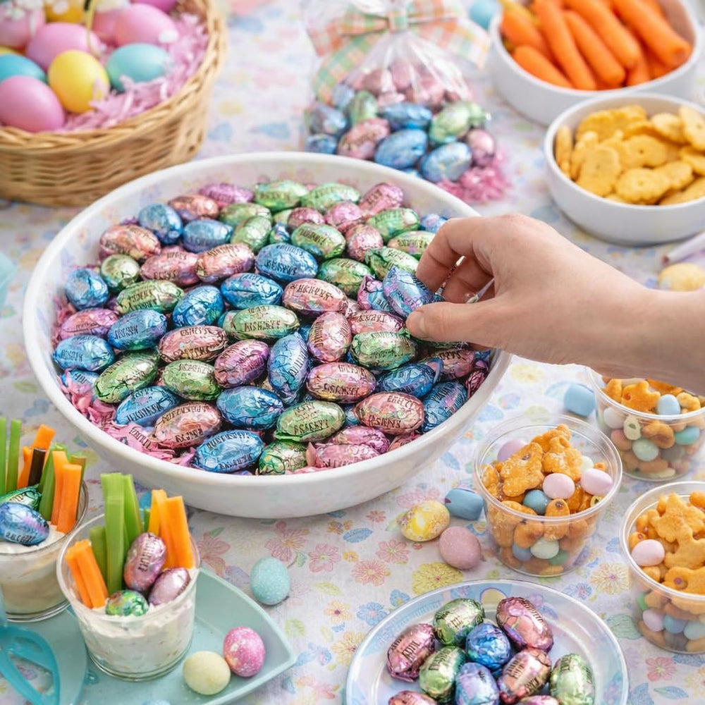 TREATBASKET escena de fiesta con huevos en cuenco como centro de mesa festivo