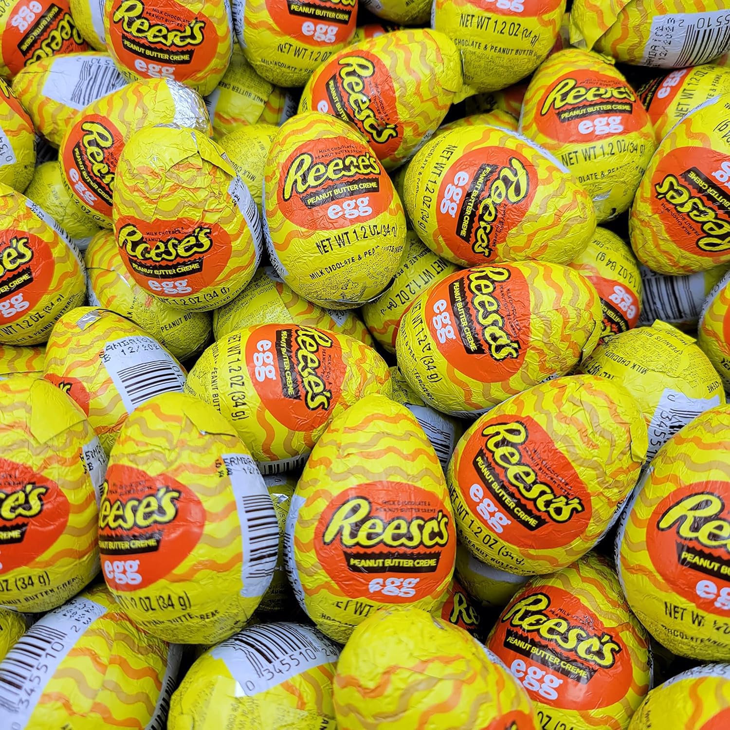 TREATBASKET Resse's huevo en mano para comparar tamaño y porción práctica
