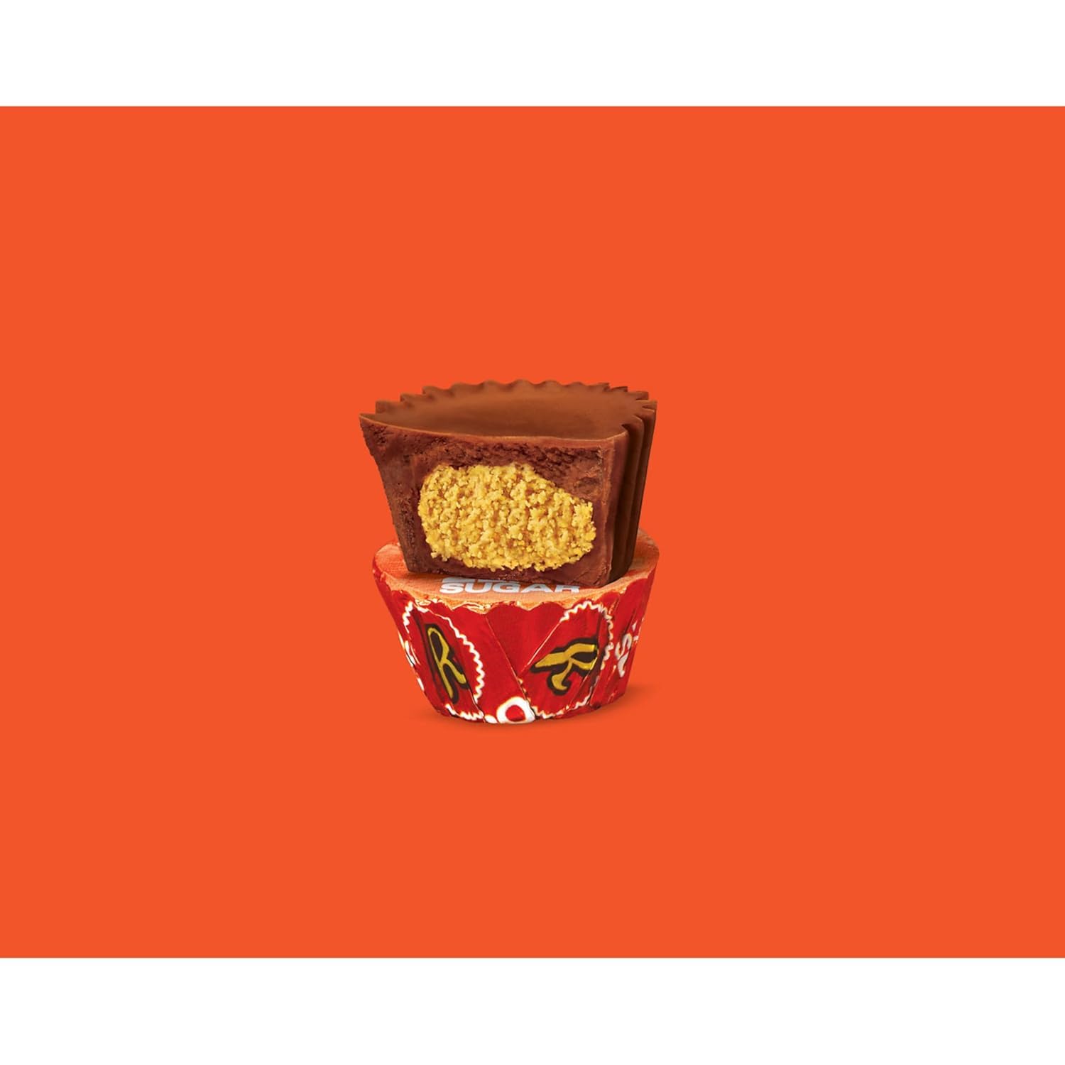 TREATBASKET Resse's miniatura en mano para comparar tamaño y porciones