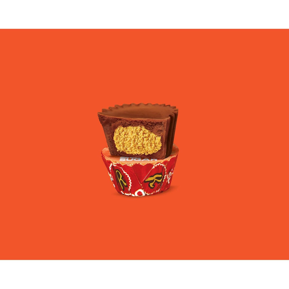 TREATBASKET Resse's miniatura en mano para comparar tamaño y porciones