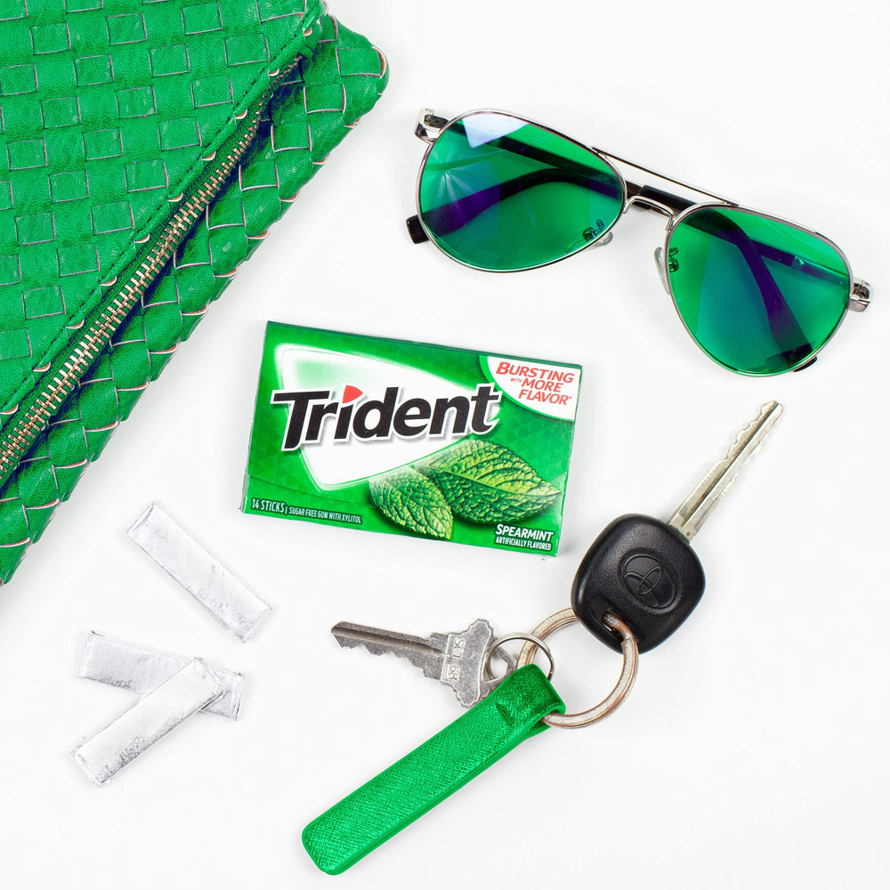 Trident paquete en mano para comparar tamaño y portabilidad