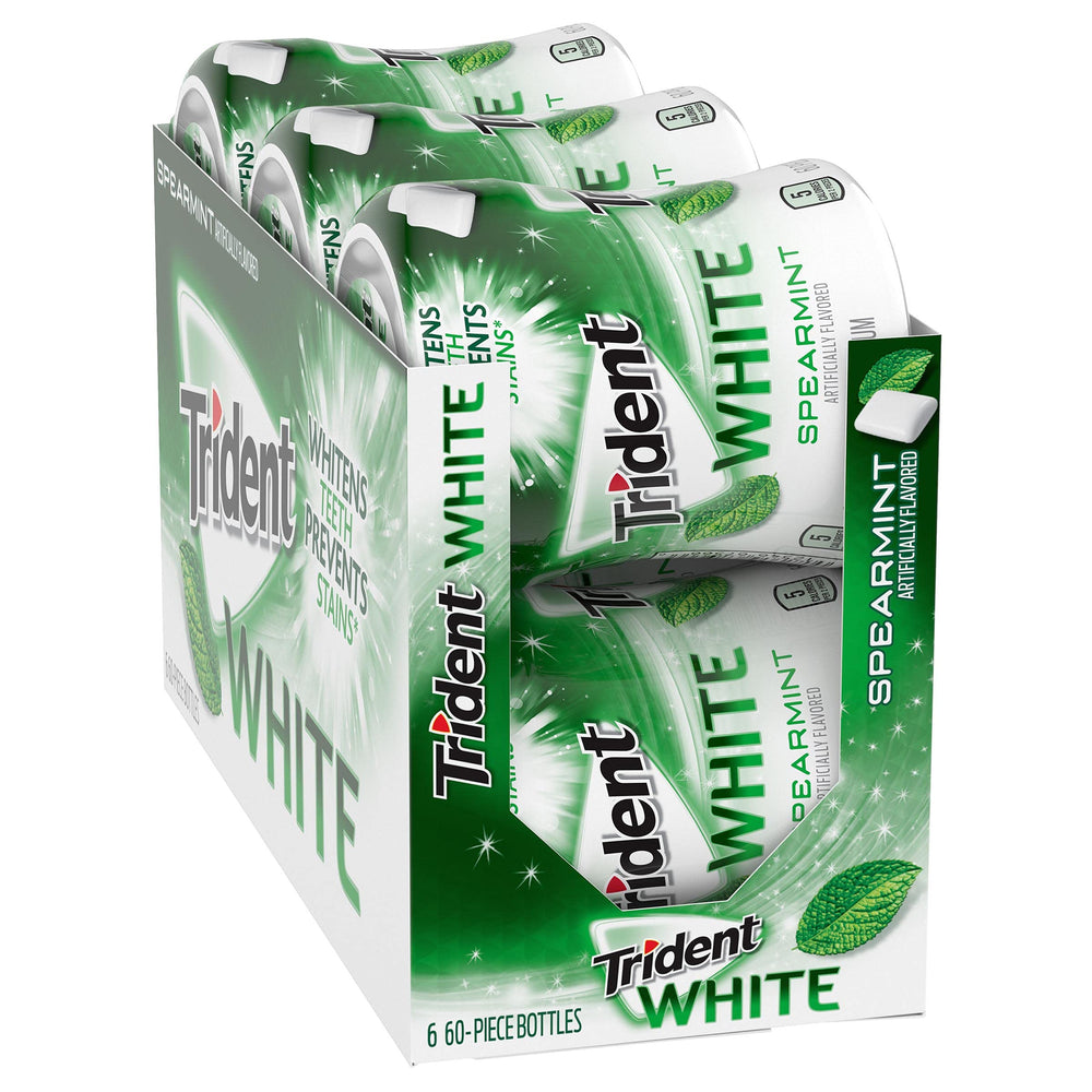 Mano sosteniendo chicles Trident White Spearmint listos para masticar y refrescar